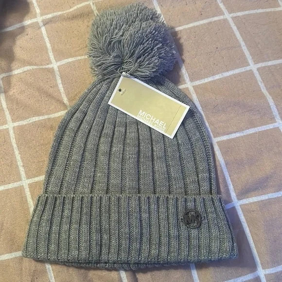 NWT New Michael Kors Grey Knit w/Silver Grommets & Logo Hat/Beanie OS Winter NWT New Michael Kors Grey Knit w/Silver Grommets & Logo Hat  main image 3